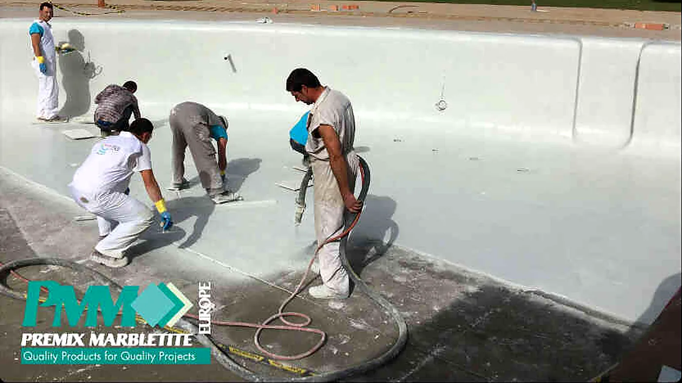 Aplicación del revestimiento de árido de cuarzo en una piscina